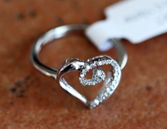 10K White Gold Diamond Heart Ring Size 6